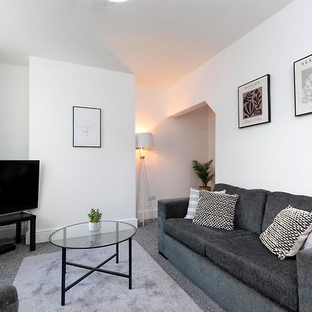 Quiet And Comfy House With 2 Bedrooms And 2 Bathrooms Super Fast Wifi And Crisp Hotel Standard White Linen Hosted By Our Home Short Stays Darlington  Zewnętrze zdjęcie