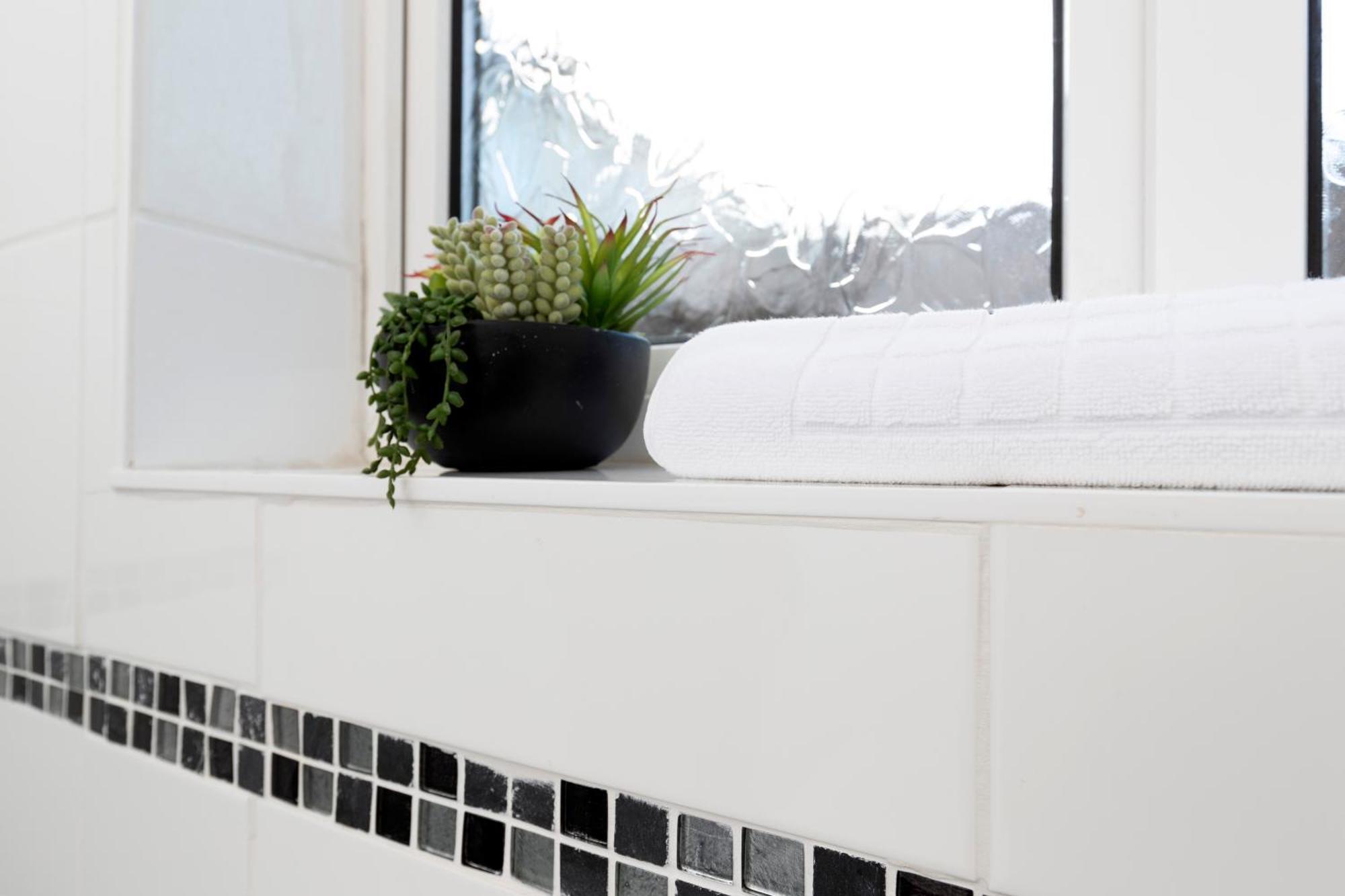 Quiet And Comfy House With 2 Bedrooms And 2 Bathrooms Super Fast Wifi And Crisp Hotel Standard White Linen Hosted By Our Home Short Stays Darlington  Zewnętrze zdjęcie