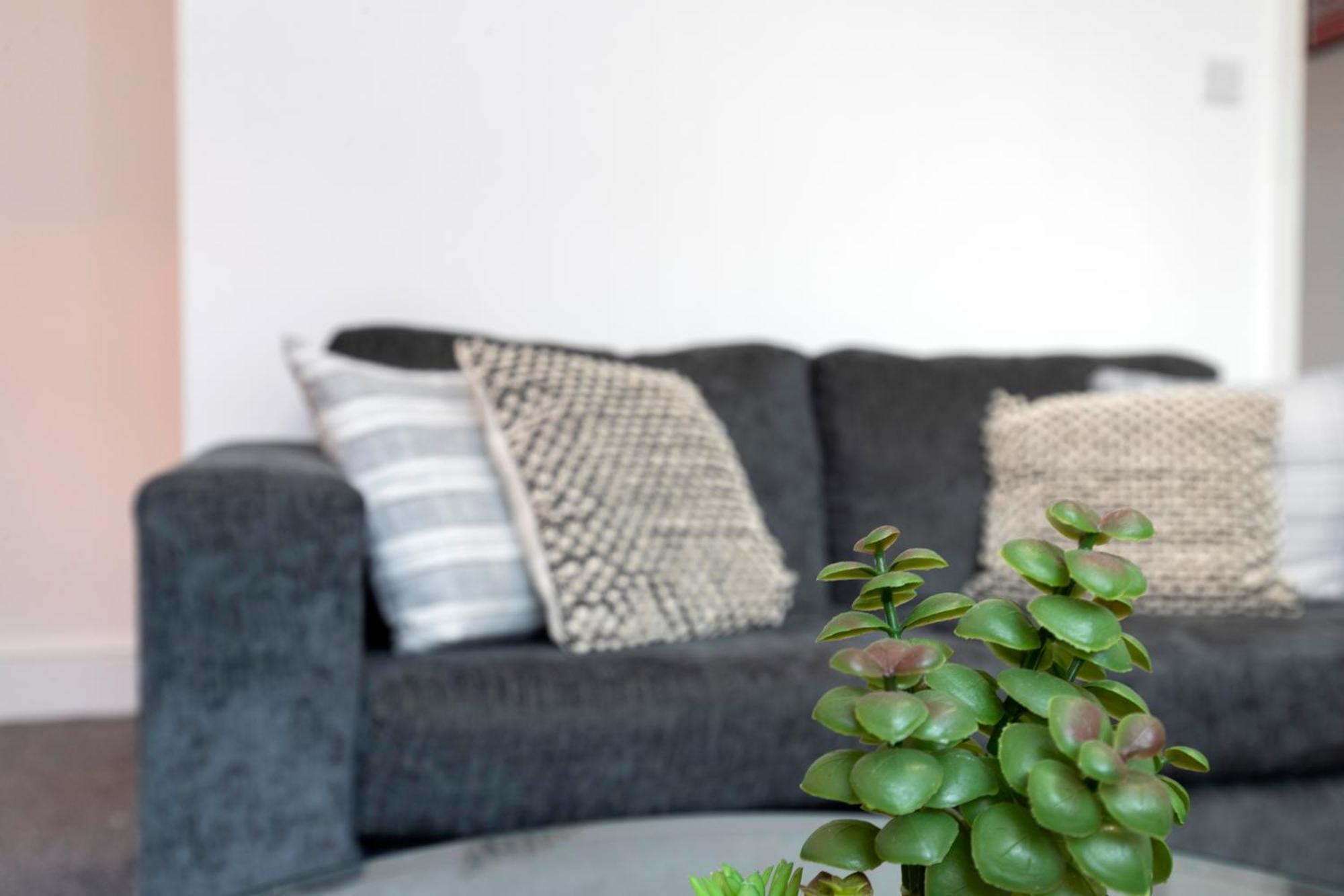 Quiet And Comfy House With 2 Bedrooms And 2 Bathrooms Super Fast Wifi And Crisp Hotel Standard White Linen Hosted By Our Home Short Stays Darlington  Zewnętrze zdjęcie