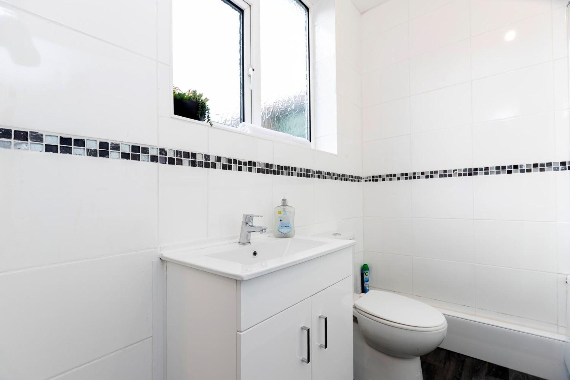 Quiet And Comfy House With 2 Bedrooms And 2 Bathrooms Super Fast Wifi And Crisp Hotel Standard White Linen Hosted By Our Home Short Stays Darlington  Zewnętrze zdjęcie